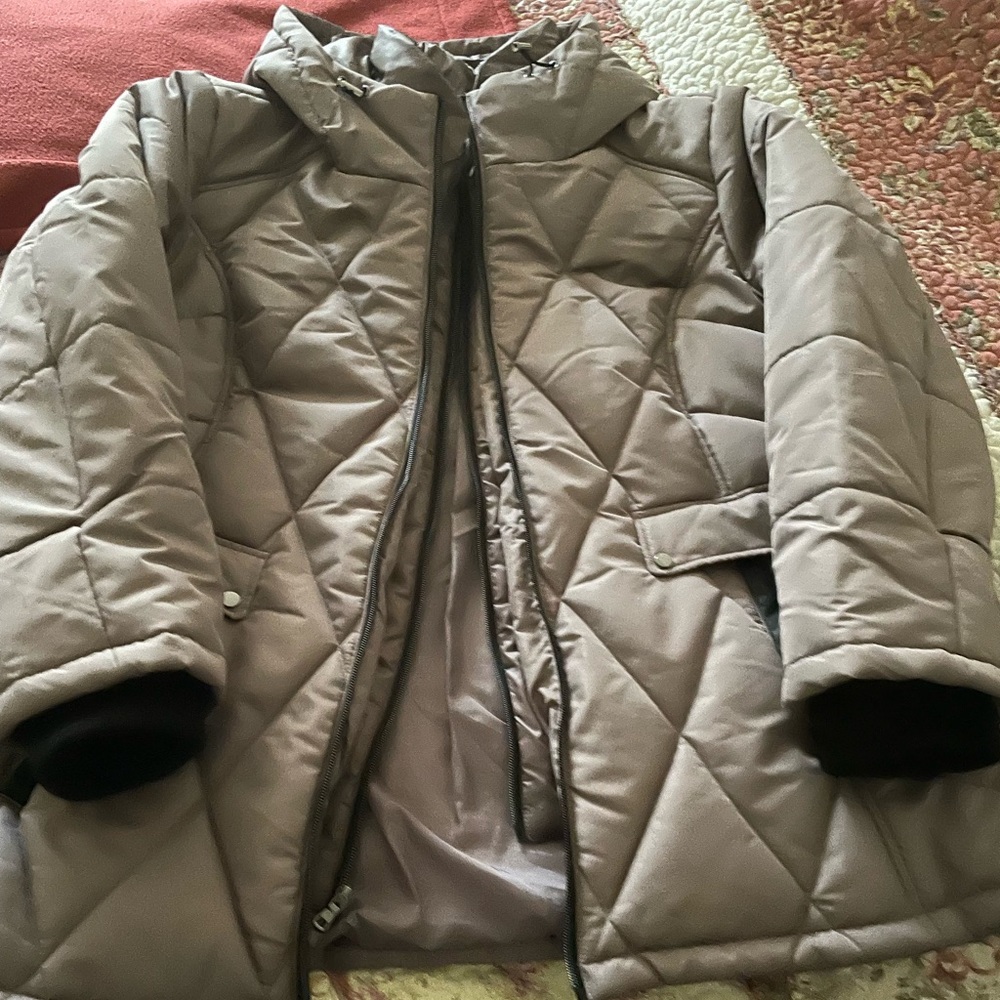 Women’s Plus size hooded coat doubled zipper size 18/20 2X worn maybe 2x
